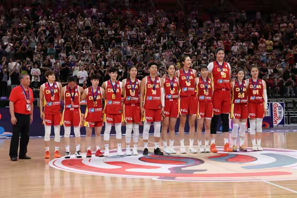 两场热身赛, 执教女篮打