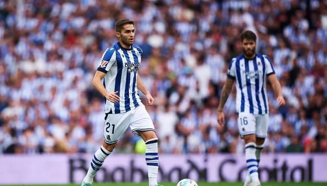 Mvm, 球员多次前